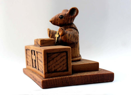 Mouse sermon at altar left